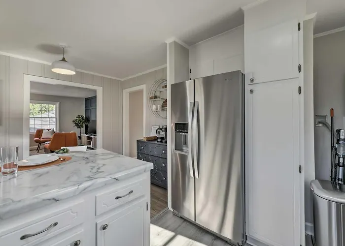 Holiday home Mid-century Modern In Ardmore Area!